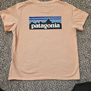 Patagonia Women's Large P-6 Logo Responsibili-Tee
